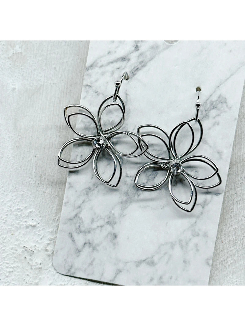 506mc. Silvertone Floral Flower Earrings